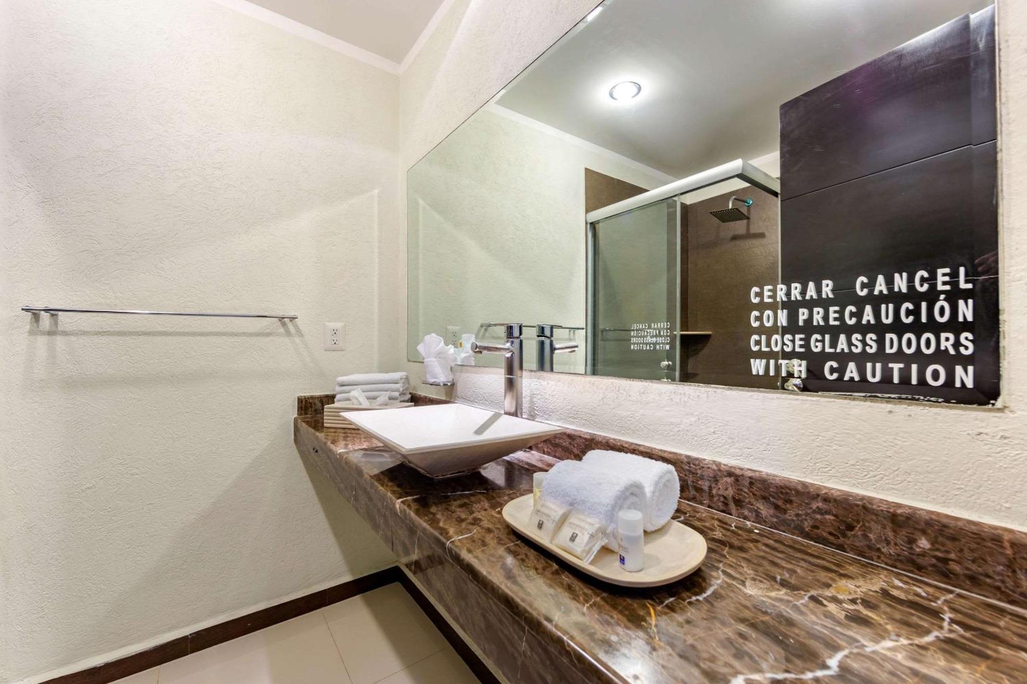 Comfort Inn Cancun Aeropuerto Екстериор снимка